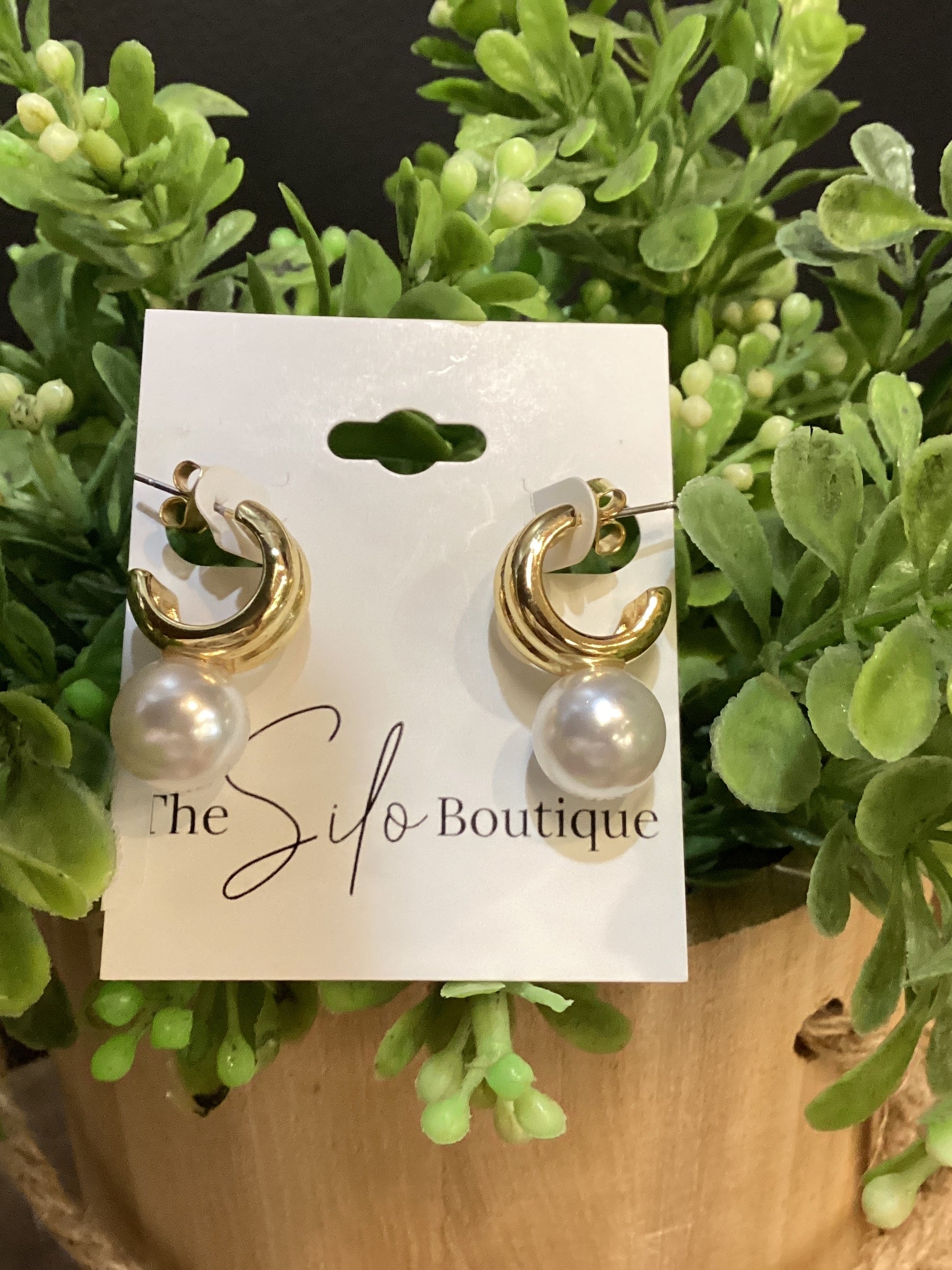 Gold Hoop with Pearl-Earrings-Fame-The Silo Boutique, Women's Fashion Boutique Located in Warren and Grand Forks North Dakota