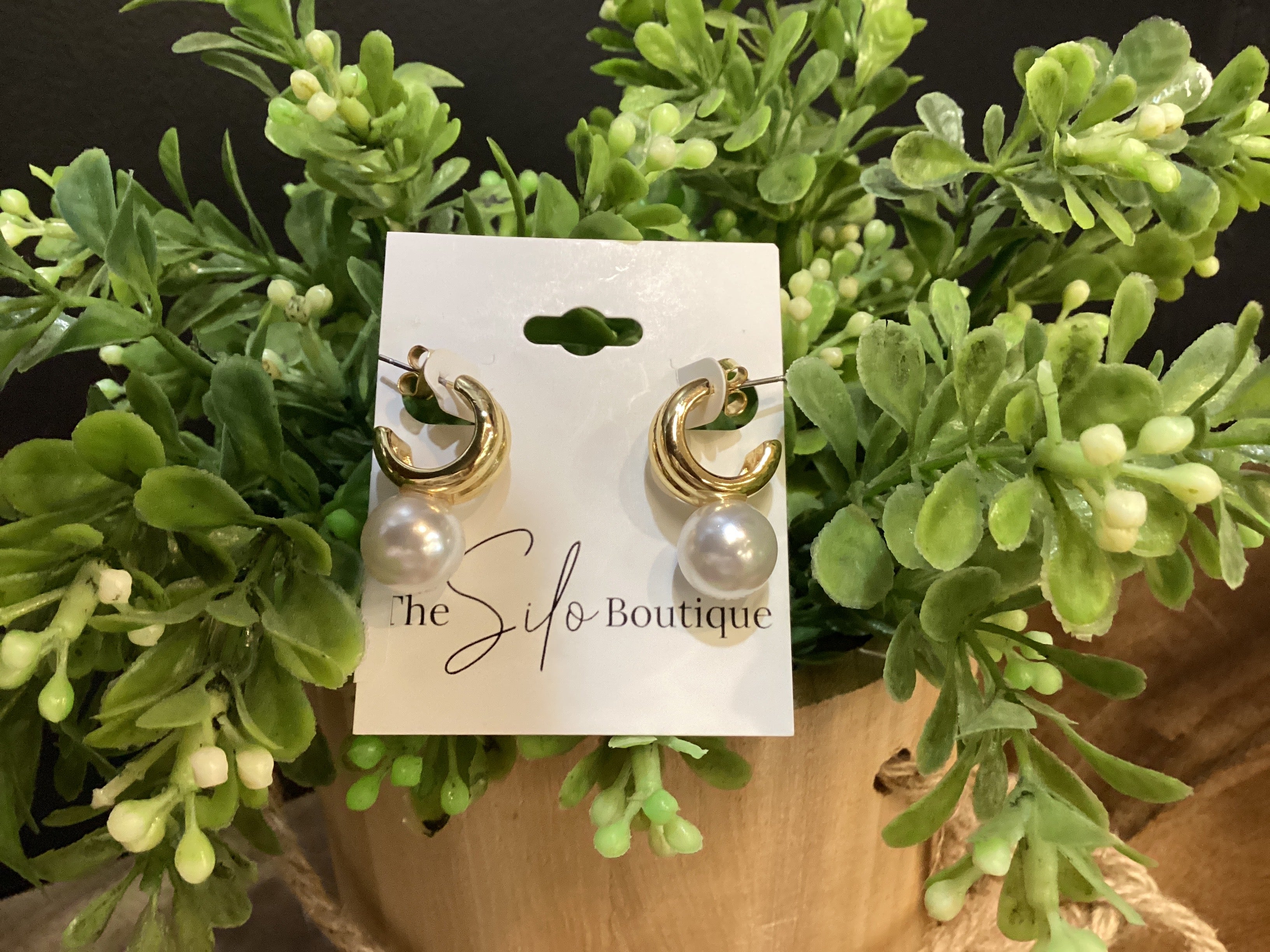 Gold Hoop with Pearl-Earrings-Fame-The Silo Boutique, Women's Fashion Boutique Located in Warren and Grand Forks North Dakota
