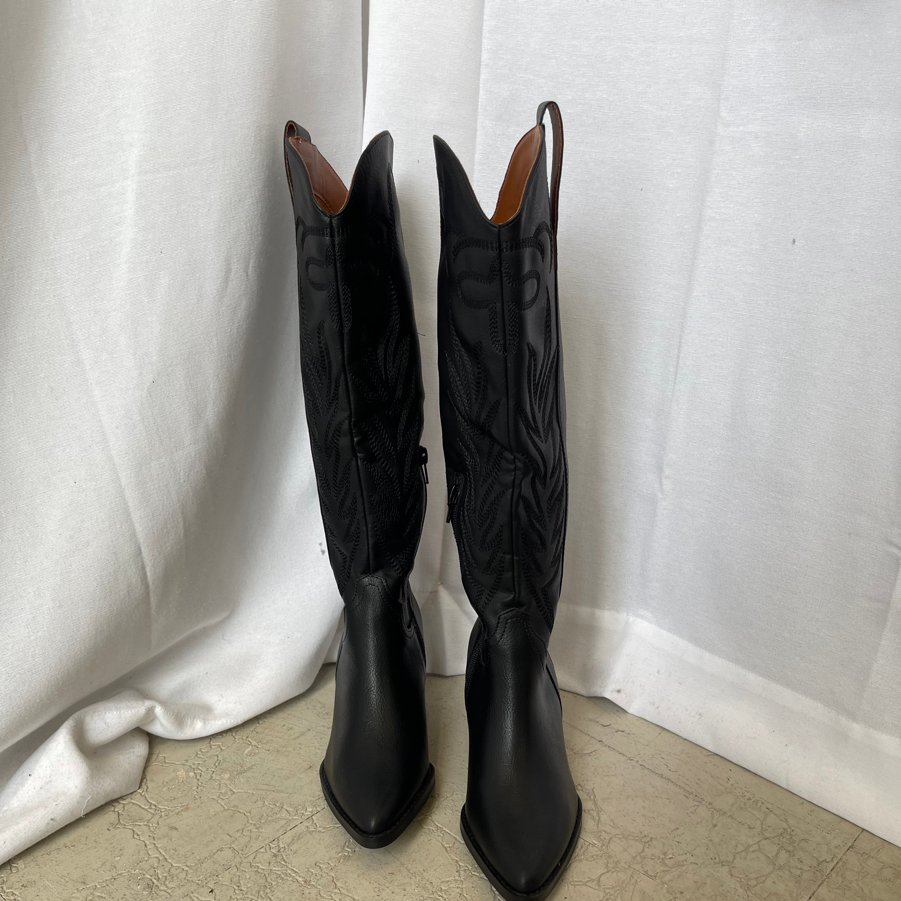 Oasis Society Samara Black Boot-Boots-oasis society-The Silo Boutique, Women's Fashion Boutique Located in Warren and Grand Forks North Dakota
