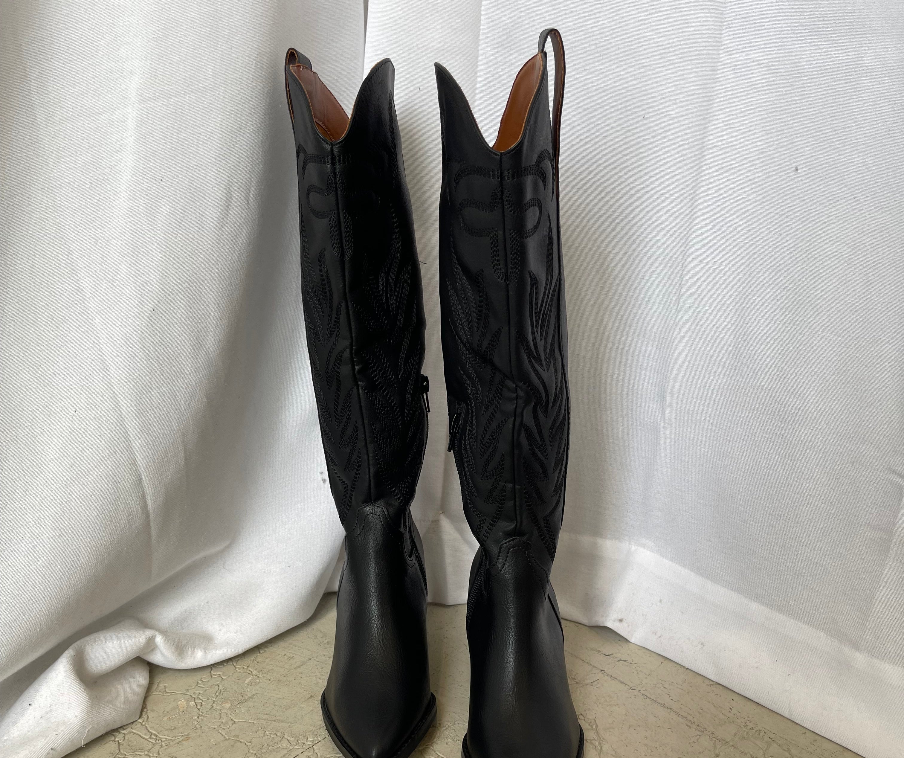 Oasis Society Samara Black Boot-Boots-oasis society-The Silo Boutique, Women's Fashion Boutique Located in Warren and Grand Forks North Dakota