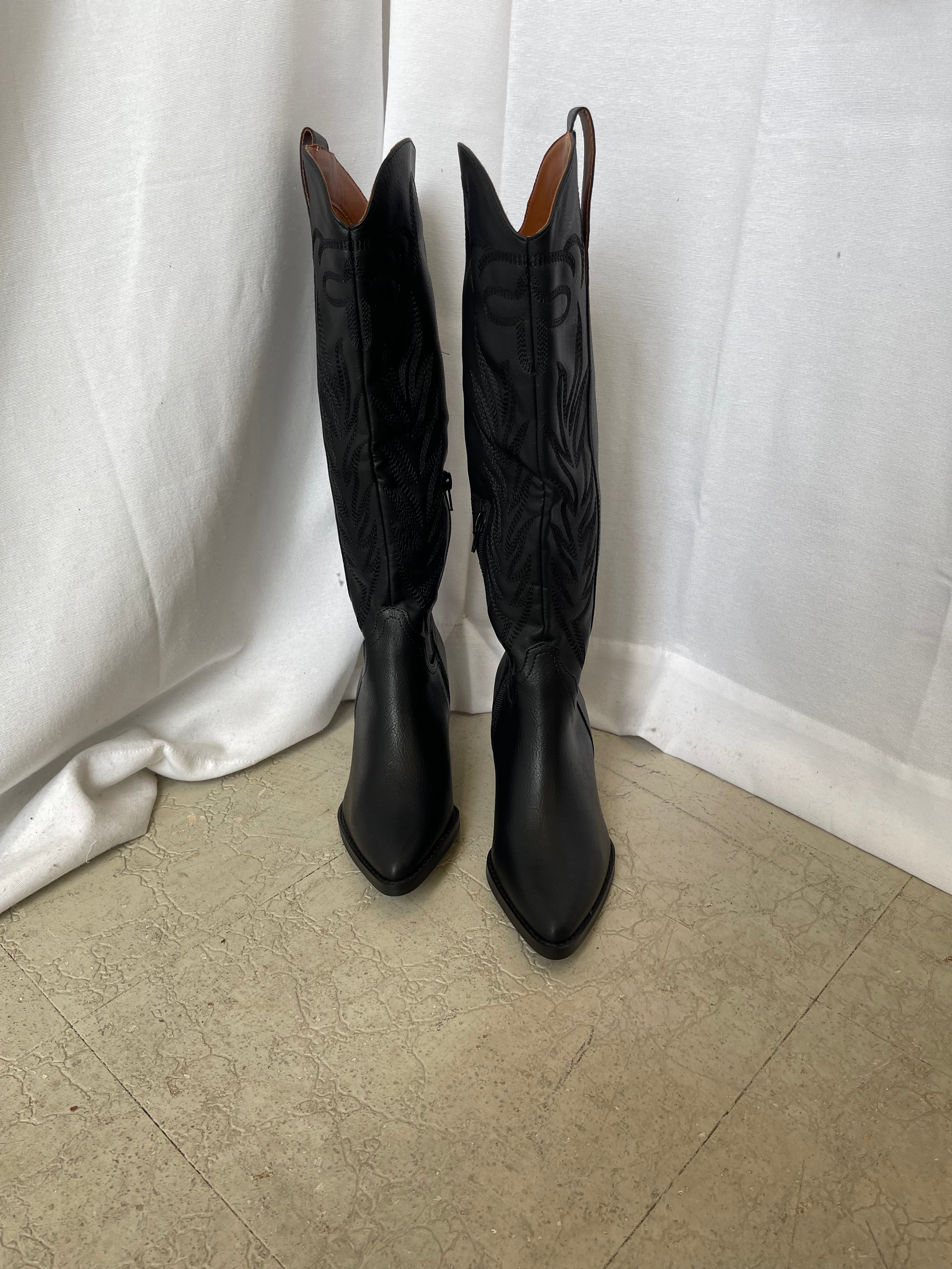 Oasis Society Samara Black Boot-Boots-oasis society-The Silo Boutique, Women's Fashion Boutique Located in Warren and Grand Forks North Dakota
